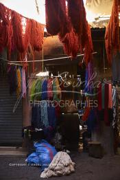 Image du Maroc Professionnelle de  Le Souk des Teinturiers, appelé souk Sebbaghine, l'un des plus pittoresque de Marrakech situé dans la Médina, non loin de la source Mouassine, quelques petits ateliers où l'on pratique encore de nos jours la teinture traditionnelle subsitent. Ce lieu très prisé des touristes et amateurs photos qui désire ardemment des images extrêmement colorées. Avec le temps il est devenu presque une des attractions touristique qui vaut le détour. Face à l’atelier de Si Mohammed Naji des écheveaux de laines sèchent au soleil suspendu en l’air ou le long des murs., le 8 Décembre 2018. (Photo / Abdeljalil Bounhar)